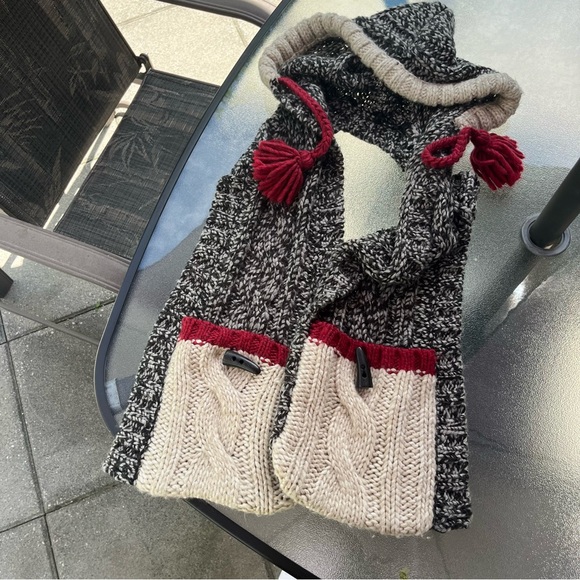 Roots Cabin Hooded Scarf With Pockets And Toggles - New With Tags - Picture 6 of 7